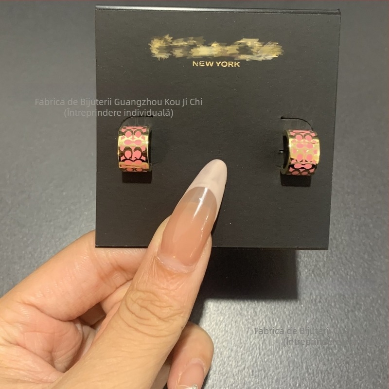 Cercei din aliaj de cupru cu sigla C, email, design cu litere, tehnologie Seiko, origine Guangzhou, primăvara 2025