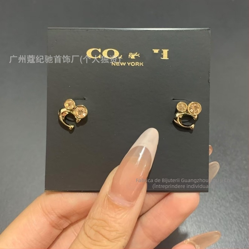 Cercei din aliaj de cupru cu sigla C, email, design cu litere, tehnologie Seiko, origine Guangzhou, primăvara 2025