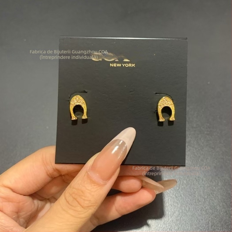 Cercei din aliaj de cupru cu sigla C, email, design cu litere, tehnologie Seiko, origine Guangzhou, primăvara 2025