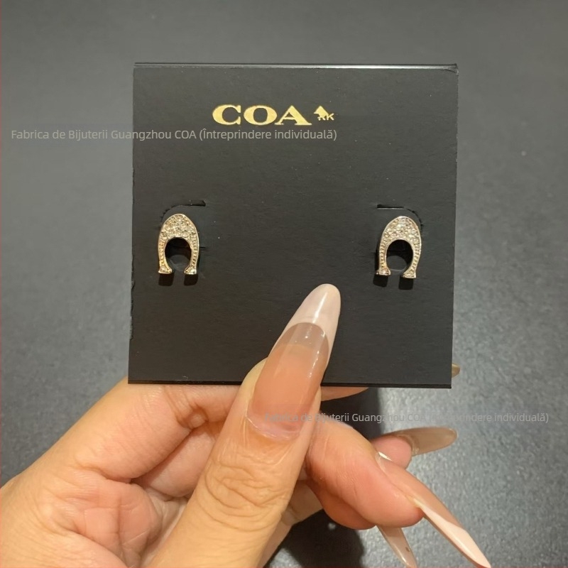 Cercei din aliaj de cupru cu sigla C, email, design cu litere, tehnologie Seiko, origine Guangzhou, primăvara 2025