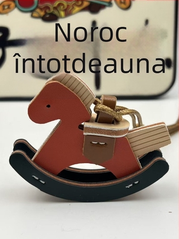 Pandantiv pentru geantă – ponei mini PU din piele, decorativ, ușor, model Trojan, Primăvara 2025