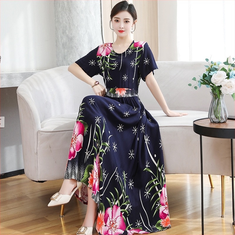 Rochie din viscose cu imprimeu floral, mâneci scurte, decolteu rotund, talie elastică, lungime medie, croială prințesă.