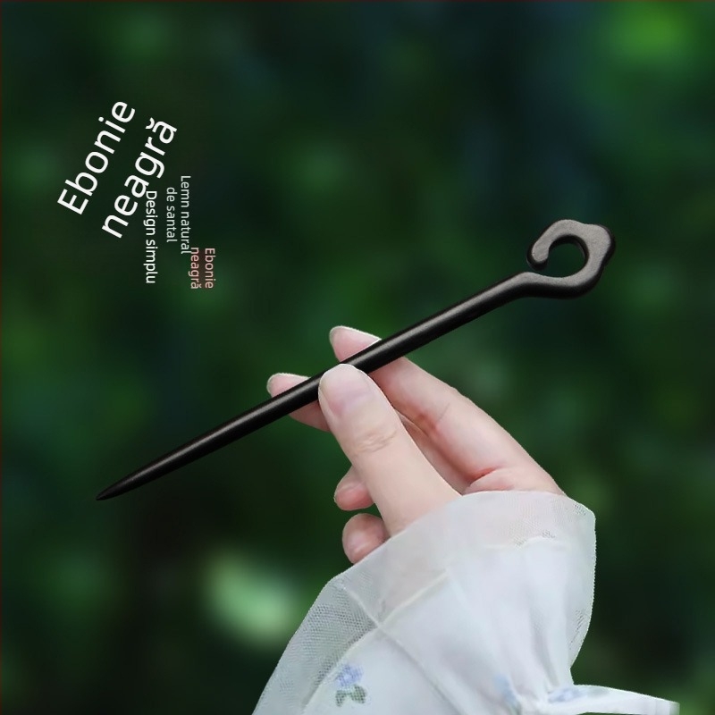 Clema de păr din lemn gravată cu floare de prune, în stil chinezesc (Material: Lemn; Stil: Chinezesc; Procesare: Gravare; Formă: Flori)