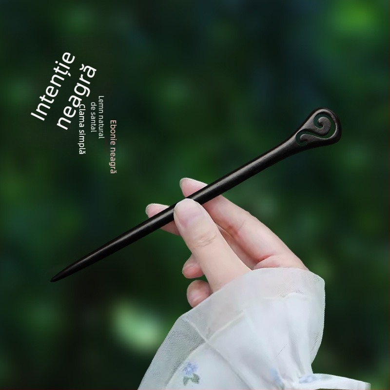 Clema de păr din lemn gravată cu floare de prune, în stil chinezesc (Material: Lemn; Stil: Chinezesc; Procesare: Gravare; Formă: Flori)