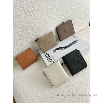 Portofel pentru femei din piele naturală, două pliuri, căptușeală din pânză, model cu litere