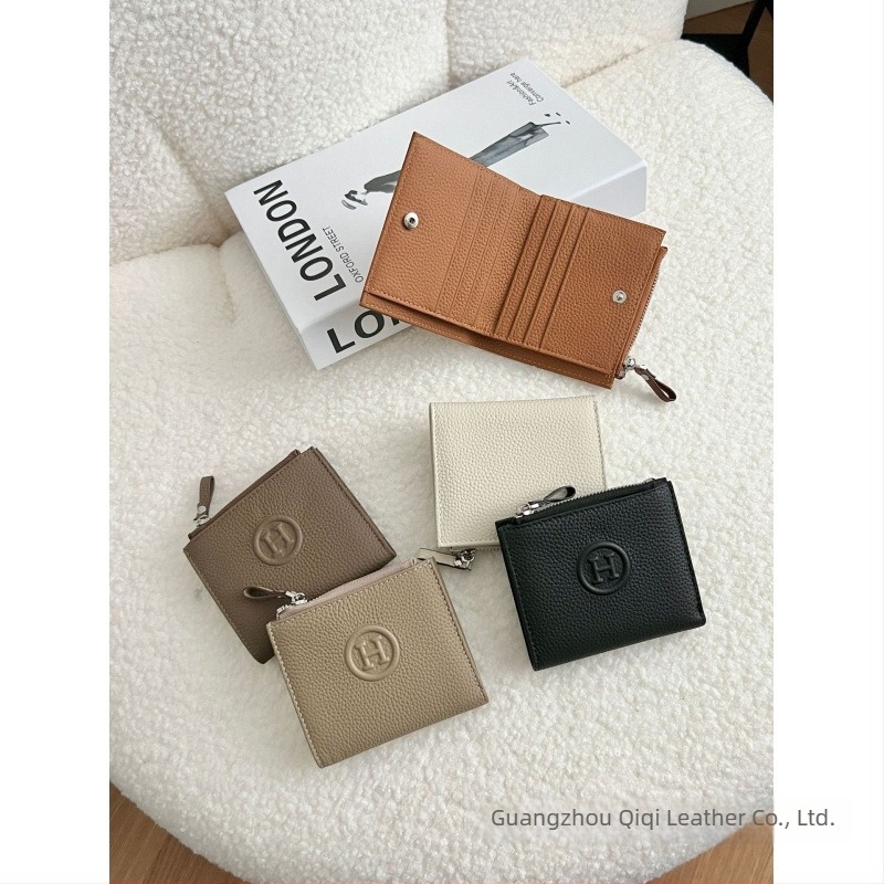 Portofel pentru femei din piele naturală, două pliuri, căptușeală din pânză, model cu litere