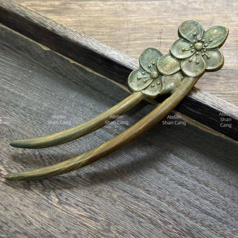 Agrafă de păr din lemn, formă geometrică — design original (Material: lemn; Stil: design original; Formă: geometrică; Categoria: accesorii pentru cap; Vara 2021)