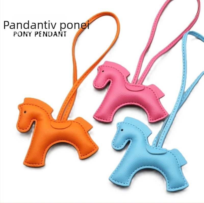 Pandantiv din piele PU cu cal — handmade, model cal, stil pentru genți și mașini, Primăvara 2025