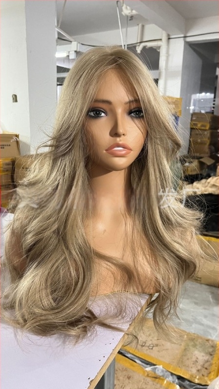 Perucă cu dantelă frontală în formă de U, volum în creștet, bucle mari și pufoase, complet lucrată manual, păr lung buclat cu breton oblic