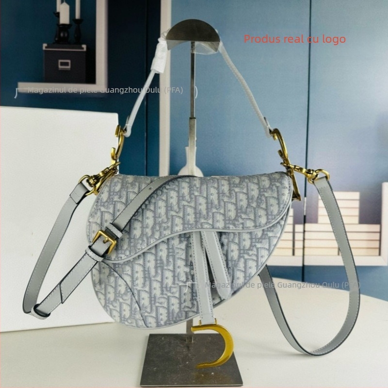 Saddle bag din piele naturală, broderie, închidere cu șnur și cataramă, interior laminat cu fermoar