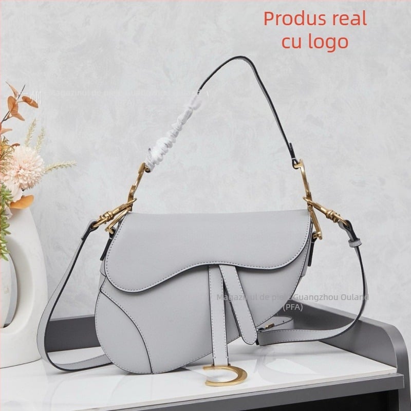 Saddle bag din piele naturală, broderie, închidere cu șnur și cataramă, interior laminat cu fermoar