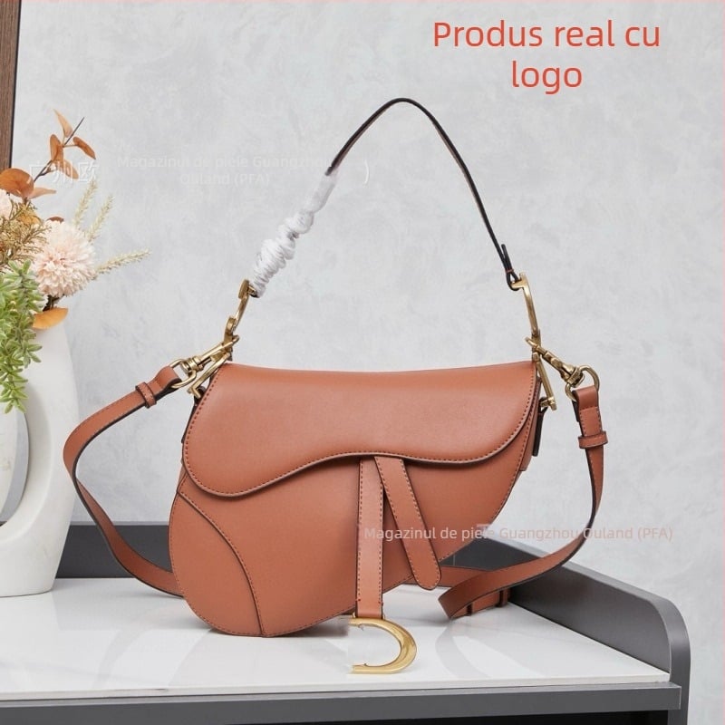 Saddle bag din piele naturală, broderie, închidere cu șnur și cataramă, interior laminat cu fermoar
