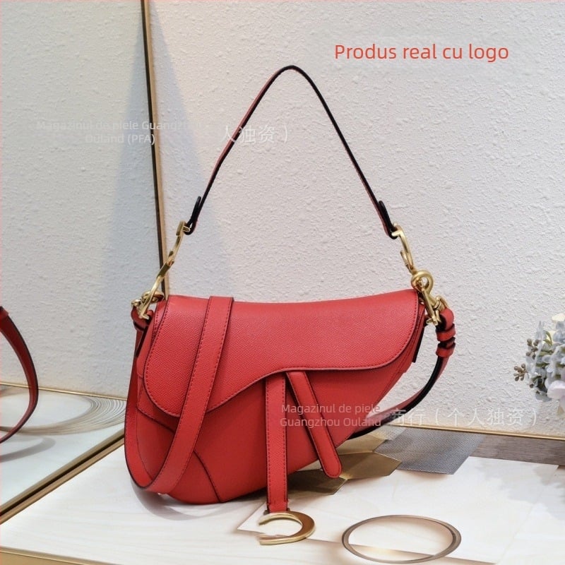 Saddle bag din piele naturală, broderie, închidere cu șnur și cataramă, interior laminat cu fermoar