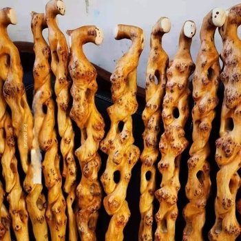 Baston de drumeție din lemn de tuia, cu sculptură pe rădăcină și motive decorative