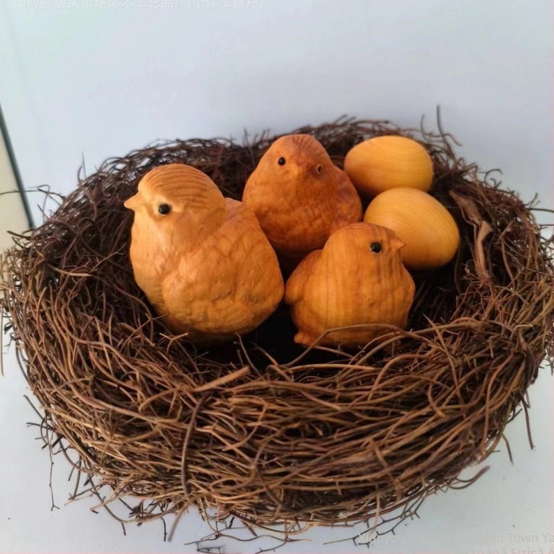 Set de ornamente din lemn cu puișori – figurine sculptate pentru coteț