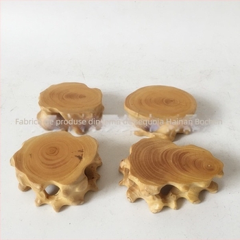 Ceainic sculptat din boxwood cu agat și alte obiecte decorative pe o bază