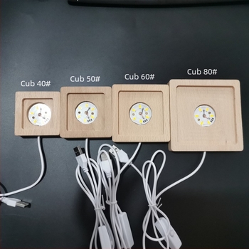 Cub de cristal cu bază din lemn — obiect decorativ cu LED, suport de lampă din lemn, lumină caldă