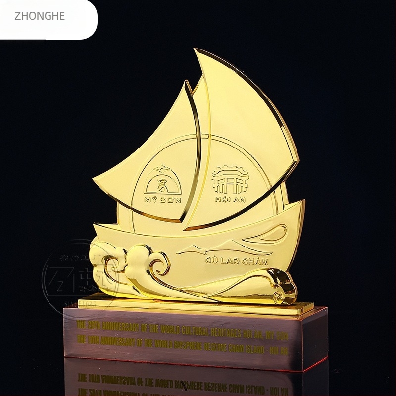 Trofeu metalic - suvenir, ornament de birou cu navă 3D, cadou personalizabil pentru camarazi