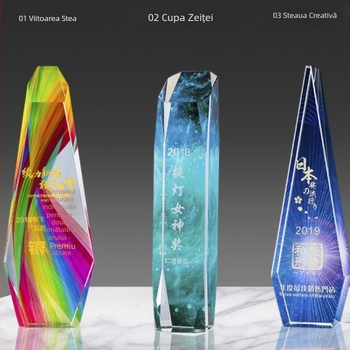 Troféu de cristal pentru angajat remarcabil — design creativ colorat, bază din lemn, pentru întâlnirea anuală