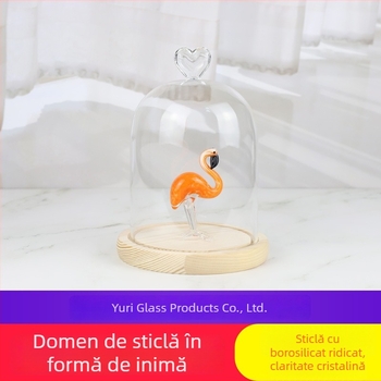 Floare păstrată sub cupolă de sticlă, peisaj miniatural cu piese de construcție și figuri din sticlă, glob de sticlă în formă de inimă