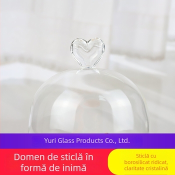 Floare păstrată sub cupolă de sticlă, peisaj miniatural cu piese de construcție și figuri din sticlă, glob de sticlă în formă de inimă
