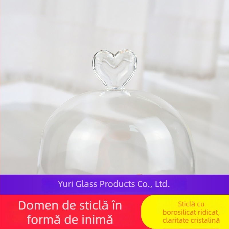 Floare păstrată sub cupolă de sticlă, peisaj miniatural cu piese de construcție și figuri din sticlă, glob de sticlă în formă de inimă