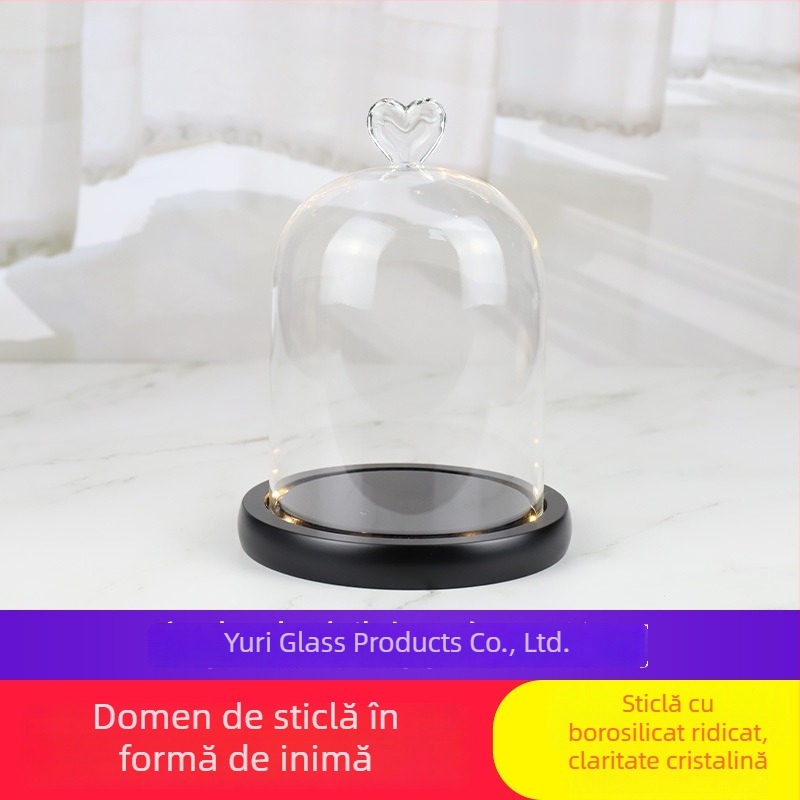 Floare păstrată sub cupolă de sticlă, peisaj miniatural cu piese de construcție și figuri din sticlă, glob de sticlă în formă de inimă
