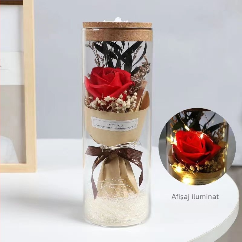 Cutie cilindrică de sticlă pentru expoziție cu flori conservate, dop de plută și lumini șiruri — decor de birou