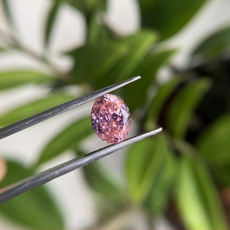Fața inelului din zircon cu tăiere lotus roz-piersică, piatră nudă, 100 de fețe, tăiere în stil cuib de pasăre, formă ovală