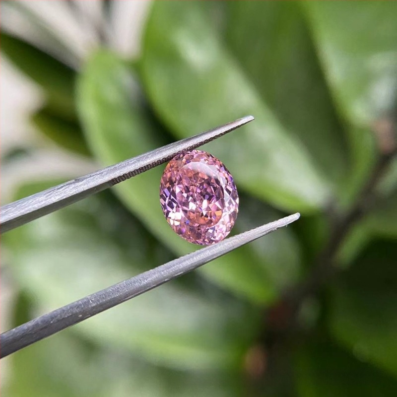 Fața inelului din zircon cu tăiere lotus roz-piersică, piatră nudă, 100 de fețe, tăiere în stil cuib de pasăre, formă ovală
