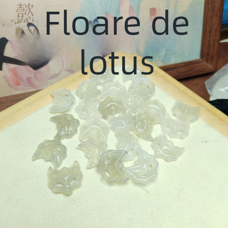 Pandantiv din agat natural și chalcedon, în formă de vulpe, cu mască de vulpe și vulpe cu nouă cozi, colier