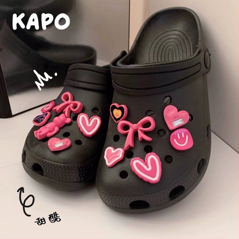 Accesorii Crocs pentru încălțăminte cu ursuleț, inimă și funda, cataramă cu floare în nuanțe roșu zmeură și roz închis