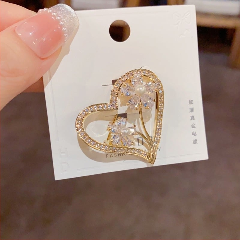 Broșă în formă de inimă, cu floare și zirconii micro-pavé, elegantă și versatilă, accesoriu strălucitor