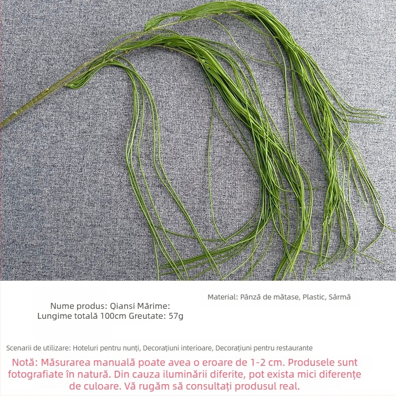 Flori artificiale atârnate și plante verzi pentru decorul sălii de nuntă și tavanul hotelului.