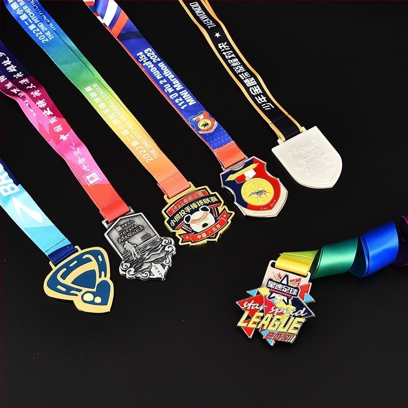 Medalie memorială de atletism și maraton — medalie metalică în aur, argint și cupru.