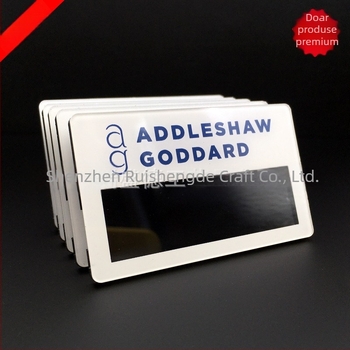 Insignă din acril cu fundal negru, nume înlocuibil, personalizabil – Addleshaw Goddard