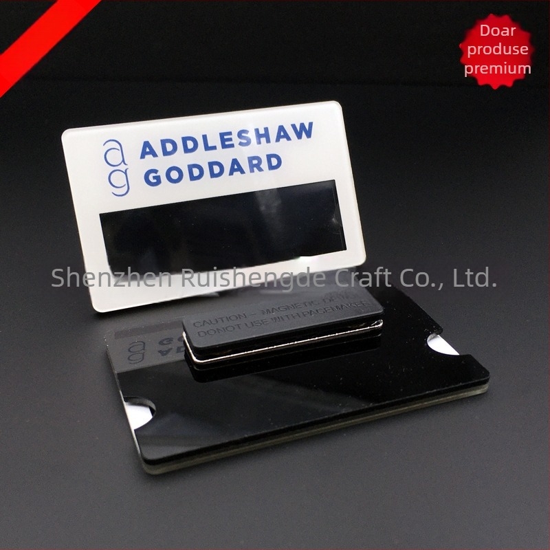 Insignă din acril cu fundal negru, nume înlocuibil, personalizabil – Addleshaw Goddard