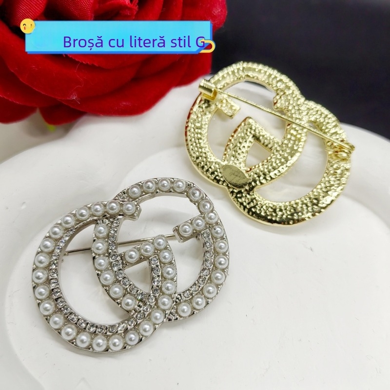Broșă cu literă împodobită cu diamante, stil retro european și american, potrivită pentru costum și palton, broșă cu perlă și G dublu, design cu motiv floral de bujor