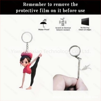 Breloc acrilic cu o fată desen animat care face fitness și yoga, pentru oglinda retrovizoare a mașinii și geantă.