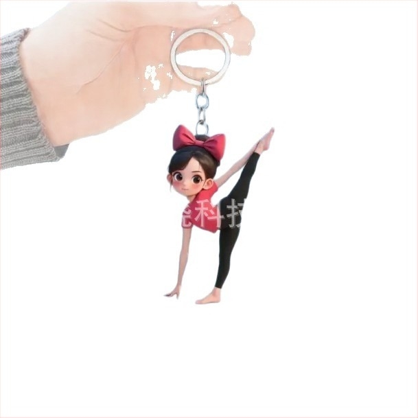 Breloc acrilic cu o fată desen animat care face fitness și yoga, pentru oglinda retrovizoare a mașinii și geantă.