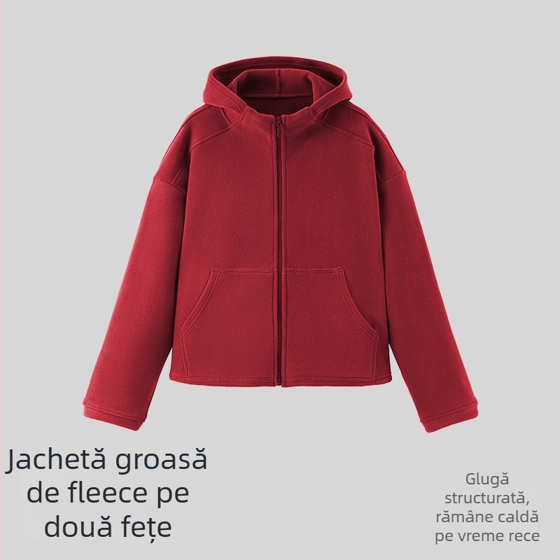 Geacă damă din fleece gros, caldă și rezistentă la vânt, croială lejeră, cu buzunare și glugă, pentru activități în aer liber casual.