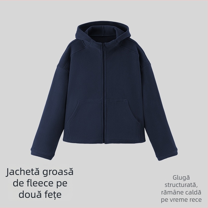 Geacă damă din fleece gros, caldă și rezistentă la vânt, croială lejeră, cu buzunare și glugă, pentru activități în aer liber casual.
