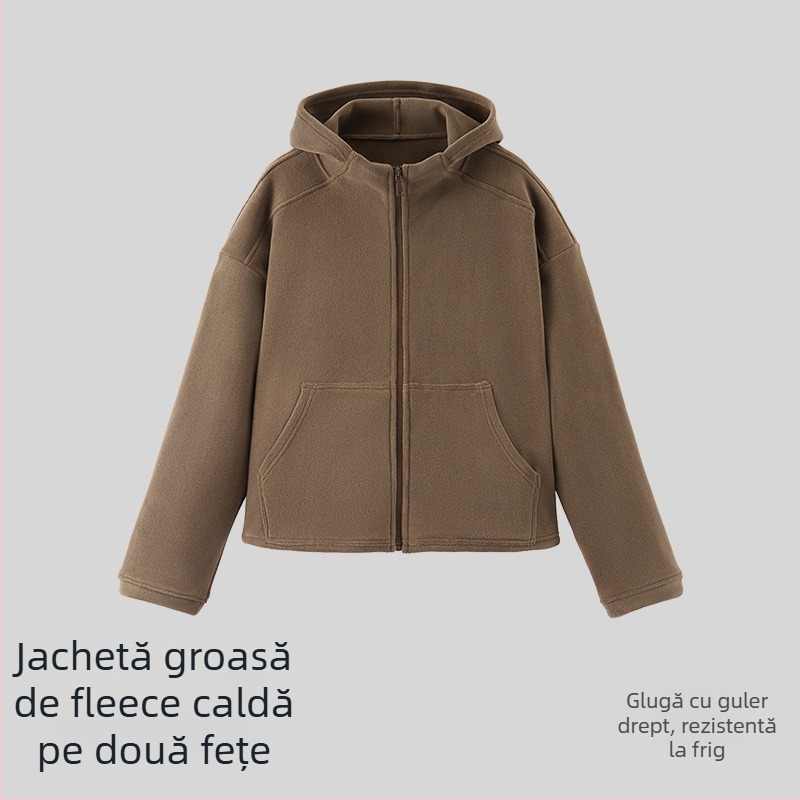 Geacă damă din fleece gros, caldă și rezistentă la vânt, croială lejeră, cu buzunare și glugă, pentru activități în aer liber casual.