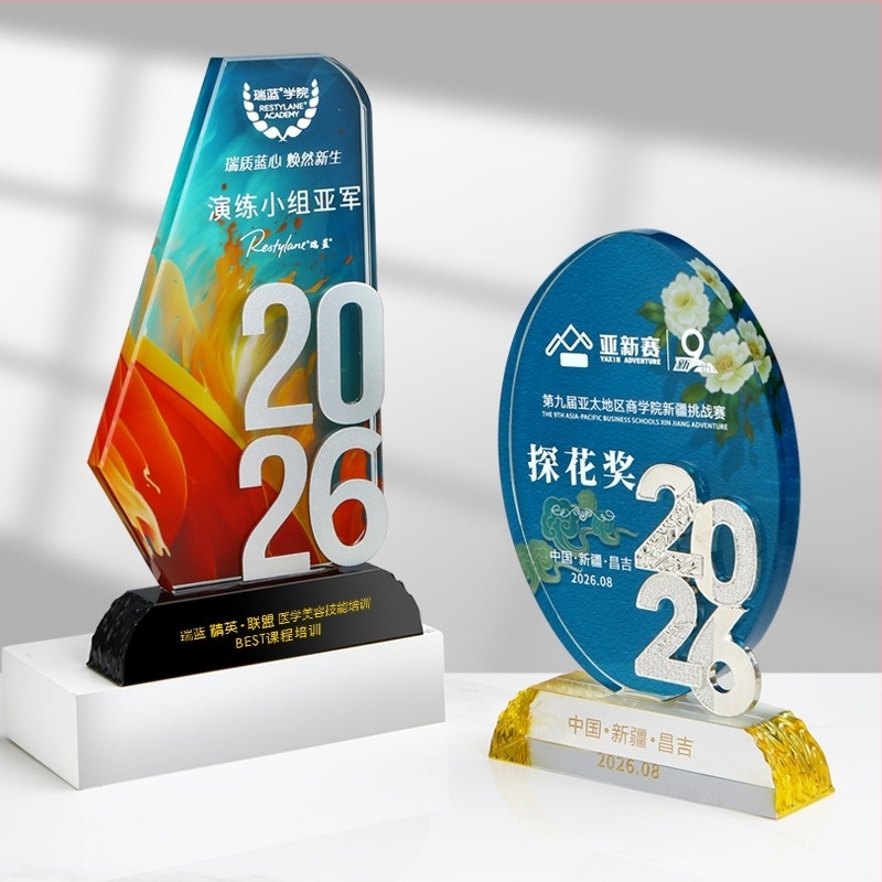 Trofeu de cristal 2026, design inovator, finisaj colorat pentru aniversare și întâlnire anuală — premiu pentru un angajat de excepție, gravat