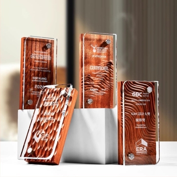 Trofeu din cristal cu bază din lemn masiv, relief gravat, personalizat pentru angajați de excepție, campioni în vânzări și premii anuale ale companiei