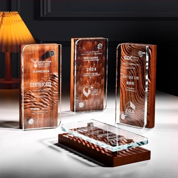 Trofeu din cristal cu bază din lemn masiv, relief gravat, personalizat pentru angajați de excepție, campioni în vânzări și premii anuale ale companiei
