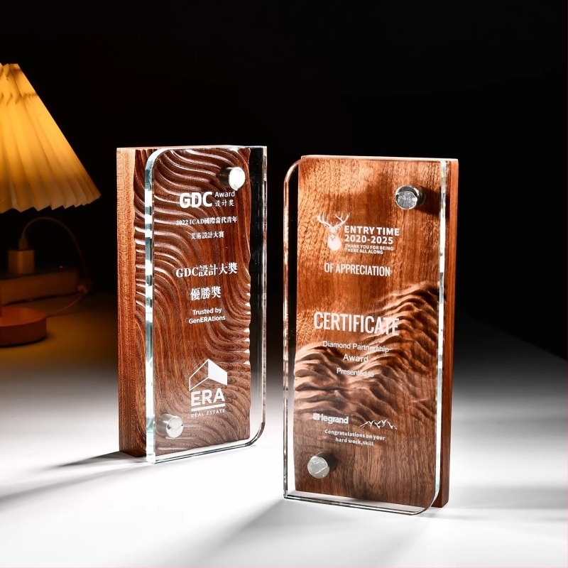 Trofeu din cristal cu bază din lemn masiv, relief gravat, personalizat pentru angajați de excepție, campioni în vânzări și premii anuale ale companiei