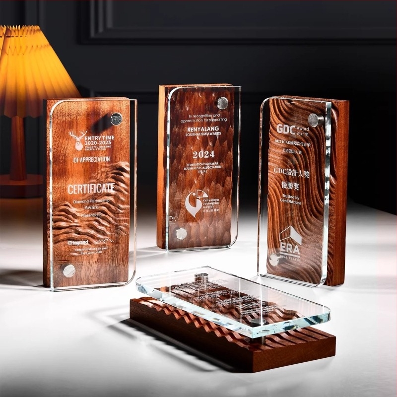 Trofeu din cristal cu bază din lemn masiv, relief gravat, personalizat pentru angajați de excepție, campioni în vânzări și premii anuale ale companiei
