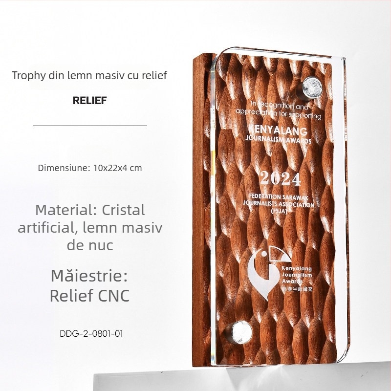 Trofeu din cristal cu bază din lemn masiv, relief gravat, personalizat pentru angajați de excepție, campioni în vânzări și premii anuale ale companiei