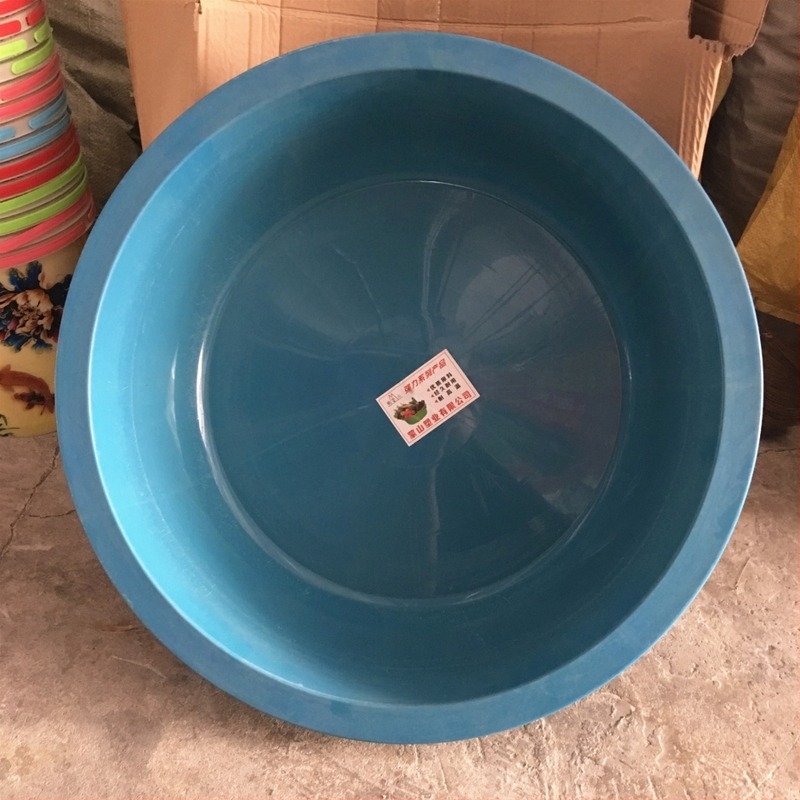 Vas din plastic albastru, 60 cm, destinat hrănirii și băii păsărilor de curte (găini, rațe, gâște)
